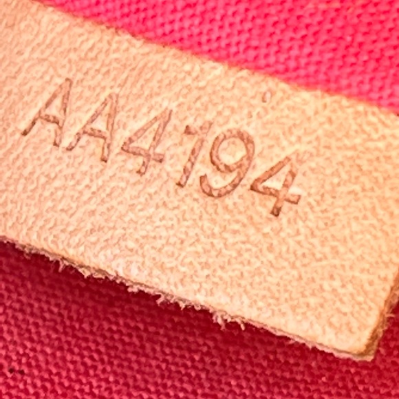 Louis Vuitton Brea Vernis MM coral bag USED GC. - Picture 14 of 16